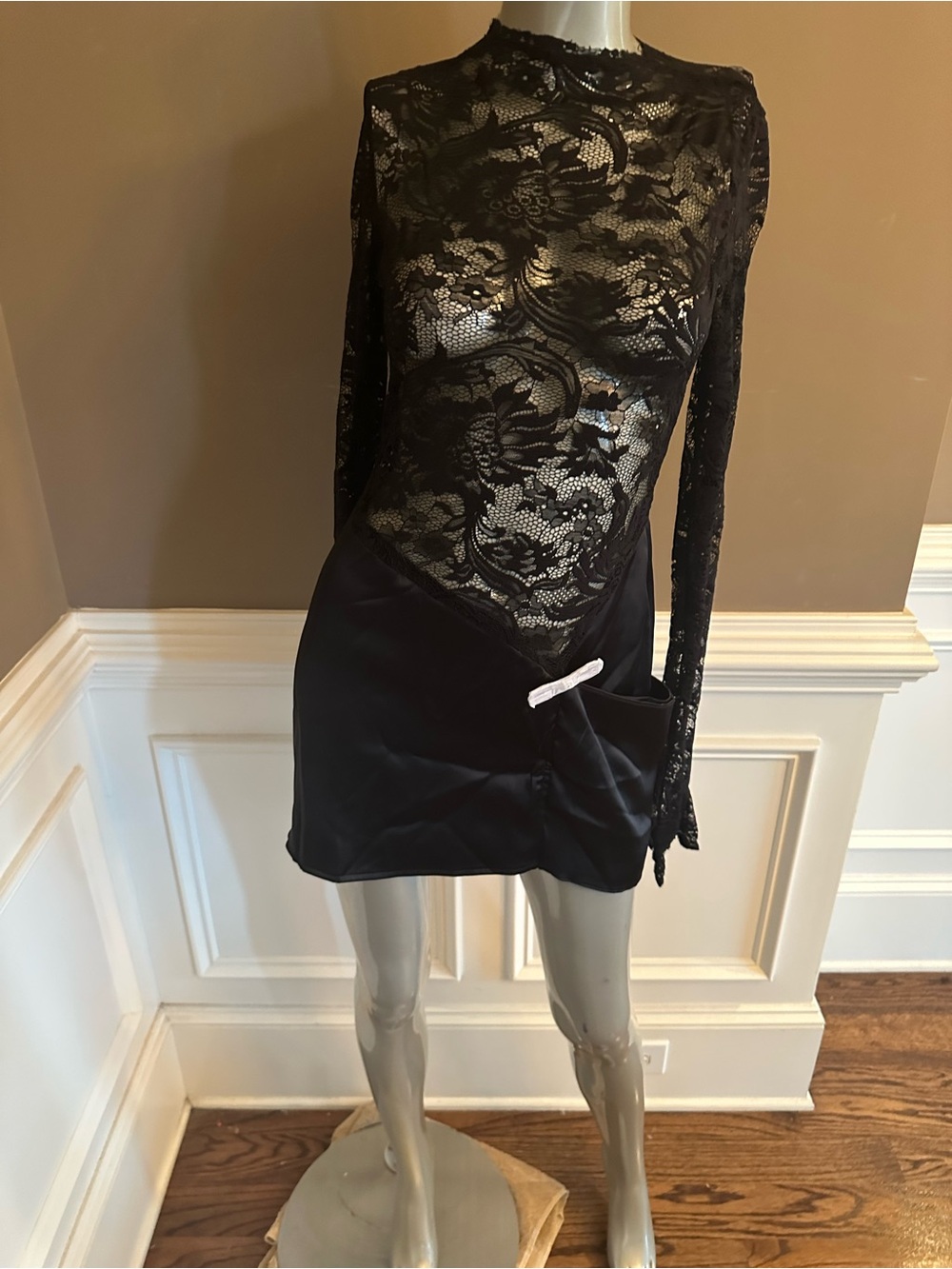 Fashion Nova Red Lace & Satin Mini Dress Black
Size M - Picture 2 of 6